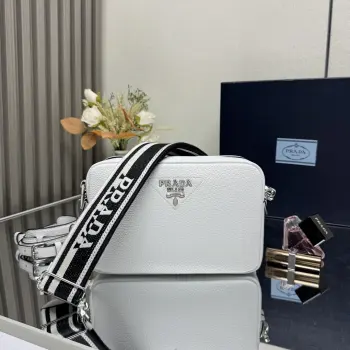 <p> 顶级原单 专柜新款双肩带1BH082到货啦这款双肩带采用进口鹿皮纹牛皮 配有两条可交换可调节长肩带设计 LOGO织物织带和牛皮搭配 太完美 不同场合不同衣着的全能混合搭配 容量空间大 格层多多 手感超柔软 赶紧入手吧尺寸 长22x高14x底8cm </p>