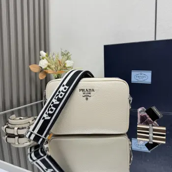 <p> 顶级原单 专柜新款双肩带1BH082到货啦这款双肩带采用进口鹿皮纹牛皮 配有两条可交换可调节长肩带设计 LOGO织物织带和牛皮搭配 太完美 不同场合不同衣着的全能混合搭配 容量空间大 格层多多 手感超柔软 赶紧入手吧尺寸 长22x高14x底8cm </p>