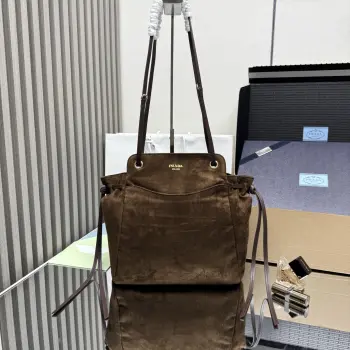 <p> 顶级原单 新品1BG641绒面简约线条与高雅格调相结合  Carry手袋诠释现代优雅风尚 旨在伴随您的日常生活 宽敞的结构采用柔软的羊猄皮绒面皮革材质 配有滑动手提柄 可随意变换造型和多种携带方式 档案库细节和精致的字母徽标增添了标志性和独特的魅力 容量空间大 上身效果非常时尚休闲 赶紧入手吧尺寸 长28x高32x底14cm</p>