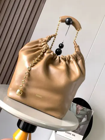 <p> 明星同款 中号纳帕羊皮革Squeeze手袋是款精致而柔美的全新手袋全新发布的 Squeeze 手袋采用柔软丝滑的Mellow纳帕小羊皮制作而成 无衬里结构有效减轻包身自重观感上也更为轻盈  弯月形包口以优雅的褶边收口 营造出轻松又随性的态度这款包包<p>款号 9041</p><p>颜色 橡木棕</p>