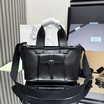 <p> 顶级原单 新品Route1BG660这款Route包将功能性与独特的设计风格完美结合在一起 柔软的皮革材质配上实用型的口袋设计 让这款包更具特色 可拆卸的肩带则让它的使用方式更加多样 你可以根据自己的需求来选择不同的佩戴方式 上身效果时尚又好看 又是一款永久不过时爆款 赶紧入手吧尺寸 长28x高21x底13cm</p>