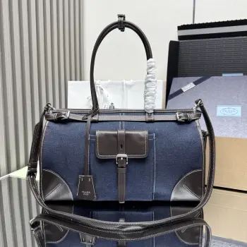 <p> 顶级原单 牛仔Bonnie1BA433牛仔大号这款牛仔Bonnie手袋标志性设计焕然一新 增添了实用细节和材质间的意外互动 全新休闲百搭风格 采用丹宁牛仔面料与牛皮饰边 配有实用风格口袋 尽显精致魅力 撞色缝线勾勒廓形 结合工艺传统与现代魅力 皮革手提柄 可拆卸可调节肩带  时尚又实用 上身效果超级好看宝宝们 赶紧入手吧 又是一款永久不过时爆款尺寸 长38x高24x底12cm</p>