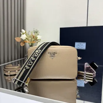 <p> 顶级原单 专柜新款双肩带1BH082到货啦这款双肩带采用进口鹿皮纹牛皮 配有两条可交换可调节长肩带设计 LOGO织物织带和牛皮搭配 太完美 不同场合不同衣着的全能混合搭配 容量空间大 格层多多 手感超柔软 赶紧入手吧尺寸 长22x高14x底8cm </p>