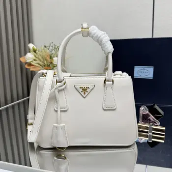 <p> 顶级原单 新款小号杀手包1BA896平纹皮 Prada Galleria手袋融合了高超的工业水准和精湛的手工技艺 彰显品牌DNA中固有的精致和隽永风范 这款手袋由80多个手工组装的独立部件构成 致敬1913年开设于米兰伊曼纽尔二世长廊的精品店 精致小巧的皮革配饰搭配标志性三角形徽标 更添优雅别致风格 尺寸 24.5*16.5*11cm </p>