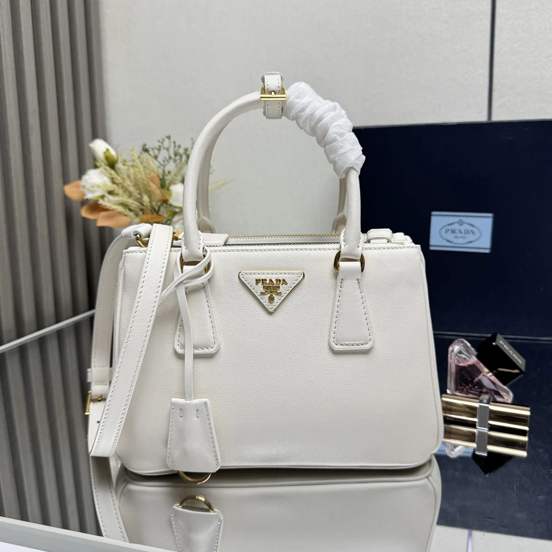 <p> 顶级原单 新款小号杀手包1BA896平纹皮 Prada Galleria手袋融合了高超的工业水准和精湛的手工技艺 彰显品牌DNA中固有的精致和隽永风范 这款手袋由80多个手工组装的独立部件构成 致敬1913年开设于米兰伊曼纽尔二世长廊的精品店 精致小巧的皮革配饰搭配标志性三角形徽标 更添优雅别致风格 尺寸 24.5*16.5*11cm </p>