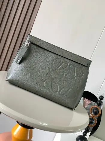 <p>粒面牛皮革TT Pouch手包L0ewe家的皮具 好看又低调材质是粒面小牛皮 尺寸能比A4纸大一丢丟 多功能的顶部拉链小袋 因为带有独特的T型杆廓形所以有了这个独特的名字这个版本采用粒面牛皮革制成<p>款号 9116</p><p>颜色 绿色</p>