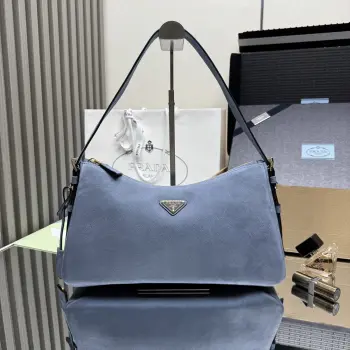 <p> 顶级原单 新款Aimee腋下包1BC231磨砂皮Prada Aimee手袋以柔软轻盈的廓形唤起拥抱手袋的本能动作 既可肩背亦可斜挎 高雅多变的风格采用耐用且触感柔滑的皮革打造 容量空间非常大 巨巨好用绝对是时商达人们的必备款尺寸 长36x高20x底11cm</p>