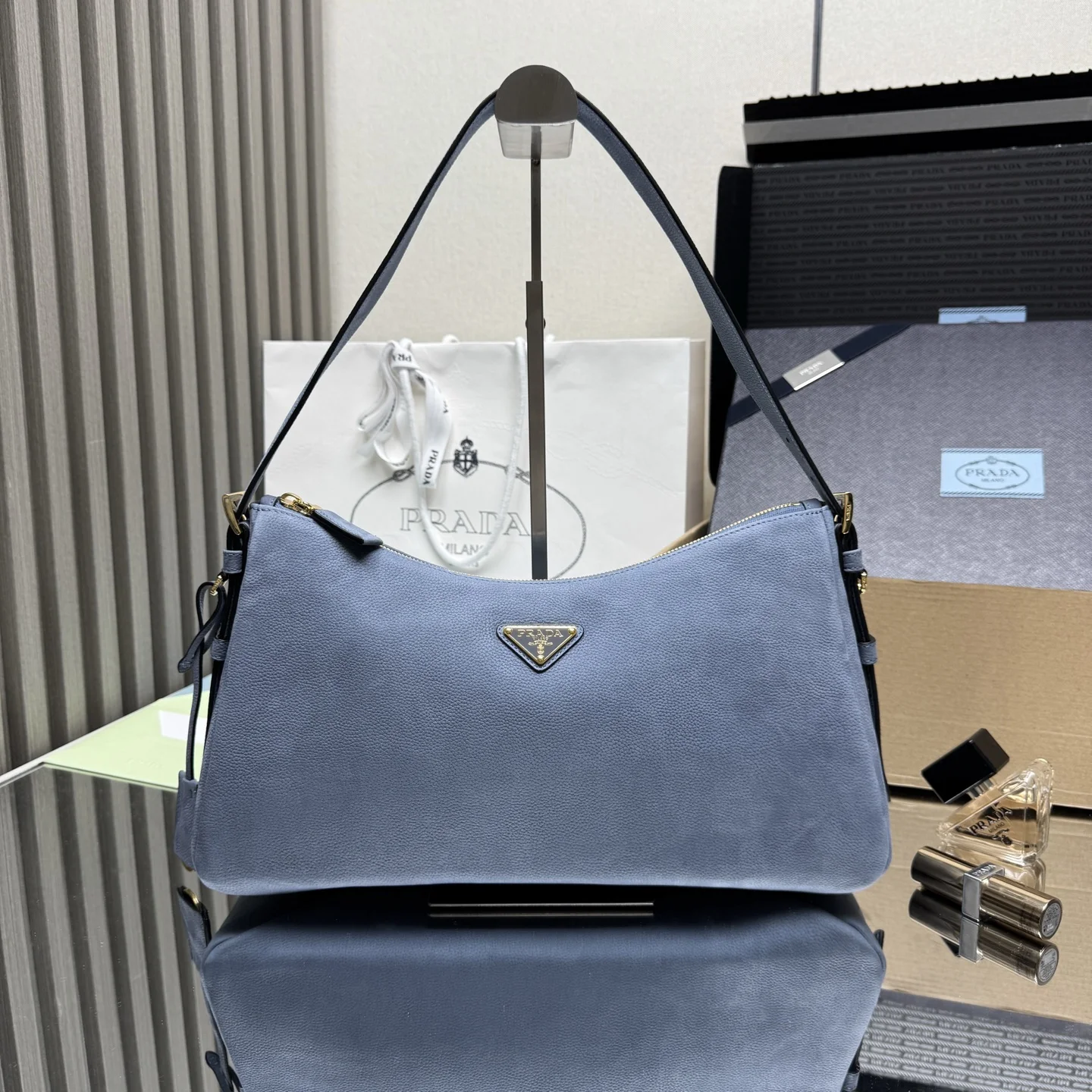 <p> 顶级原单 新款Aimee腋下包1BC231磨砂皮Prada Aimee手袋以柔软轻盈的廓形唤起拥抱手袋的本能动作 既可肩背亦可斜挎 高雅多变的风格采用耐用且触感柔滑的皮革打造 容量空间非常大 巨巨好用绝对是时商达人们的必备款尺寸 长36x高20x底11cm</p>