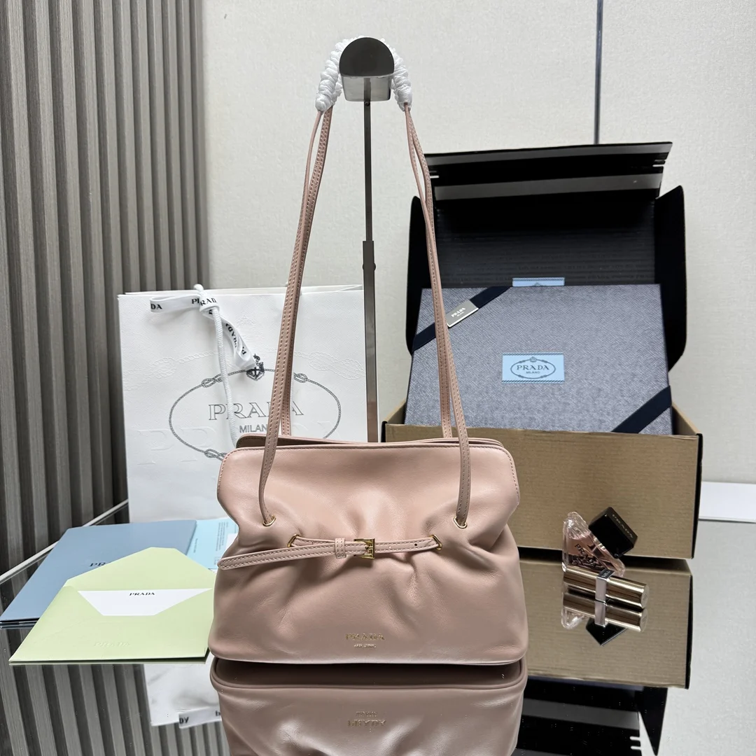 原单普拉达女包|高仿普拉达女包|精仿普拉达女包|一比一普拉达女包<p> 顶级原单 新品云朵包1BG586这款单肩云朵包采用口羊皮 内里为全一致进口羊皮 手感非常柔软舒服中间隔层袋口为吸扣设计 顶级五金 上身效果非常nice时尚.容量空间大 又是一款永久不过时爆款值得拥有尺寸 长25x高17.5x底11.5cm</p>