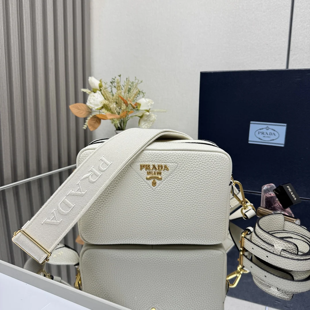 原单普拉达女包|高仿普拉达女包|精仿普拉达女包|一比一普拉达女包<p> 顶级原单 新款1BH082双肩带 这款百搭手袋选用皮革制成 简约精致 织带肩带点缀字母徽标 平添动感 配有两条可交换可调节长肩带设计 LOGO织物织带和牛皮搭配 太完美 不同场合不同衣着的全能混合搭配 容量空间大 格层多多 手感超柔软 赶紧入手吧尺寸 长22x高14.5x底8.5cm </p>