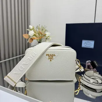 <p> 顶级原单 新款1BH082双肩带 这款百搭手袋选用皮革制成 简约精致 织带肩带点缀字母徽标 平添动感 配有两条可交换可调节长肩带设计 LOGO织物织带和牛皮搭配 太完美 不同场合不同衣着的全能混合搭配 容量空间大 格层多多 手感超柔软 赶紧入手吧尺寸 长22x高14.5x底8.5cm </p>