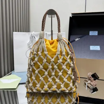 <p> 顶级原单 新品编织1BC111棉质花边手袋 航海世界启发了这款手工饰边手袋的花边设计 体现了清新素雅气质与真实的自由感 纯手工编织 编织皮革提手 可拆卸皮革吊坠 金属五金配件 皮革吊坠压印字母徽标 内部有可拆卸小袋与抽绳 ,內袋35cm*29cm 容量应间大 又是一款永久不过时爆款 赶紧入手吧尺寸 高37cm*宽30cm</p>