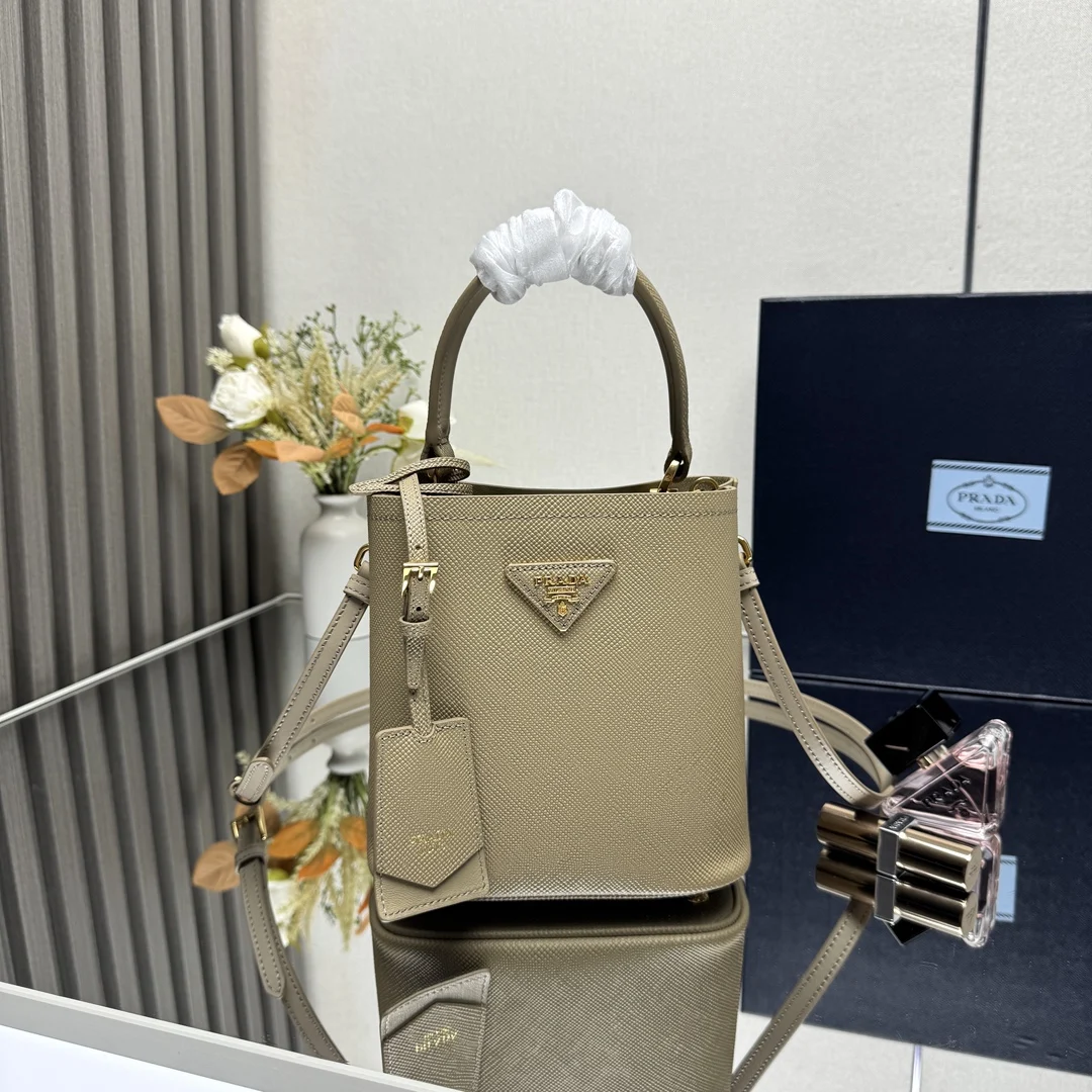 原单普拉达女包|高仿普拉达女包|精仿普拉达女包|一比一普拉达女包<p> 顶级原单 专柜最新爆款1BA217迷你水桶包 新吊牌款 Saffiano皮革材质 皮革提手 可拆可调式皮革肩带 带金属徽标的可拆卸皮革姓名标牌 皮革包覆式磁扣扣合的中央口Saffiano皮革三角形徽标 撞色软羊革衬里尺寸 18×17×10.5cm </p>