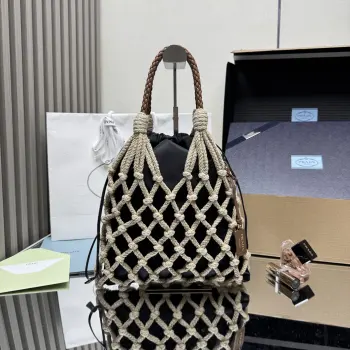 <p> 顶级原单 新品编织1BC111棉质花边手袋 航海世界启发了这款手工饰边手袋的花边设计 体现了清新素雅气质与真实的自由感 纯手工编织 编织皮革提手 可拆卸皮革吊坠 金属五金配件 皮革吊坠压印字母徽标 内部有可拆卸小袋与抽绳 ,內袋35cm*29cm 容量应间大 又是一款永久不过时爆款 赶紧入手吧尺寸 高37cm*宽30cm</p>