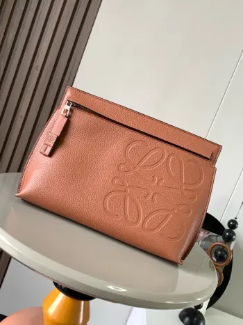 <p>粒面牛皮革TT Pouch手包L0ewe家的皮具 好看又低调材质是粒面小牛皮 尺寸能比A4纸大一丢丟 多功能的顶部拉链小袋 因为带有独特的T型杆廓形所以有了这个独特的名字这个版本采用粒面牛皮革制成<p>款号 9116</p><p>颜色 棕色</p>