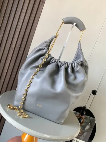 <p> 明星同款 中号纳帕羊皮革Squeeze手袋是款精致而柔美的全新手袋全新发布的 Squeeze 手袋采用柔软丝滑的Mellow纳帕小羊皮制作而成 无衬里结构有效减轻包身自重观感上也更为轻盈  弯月形包口以优雅的褶边收口 营造出轻松又随性的态度这款包包<p>款号 9041</p><p>颜色 珍珠灰</p>