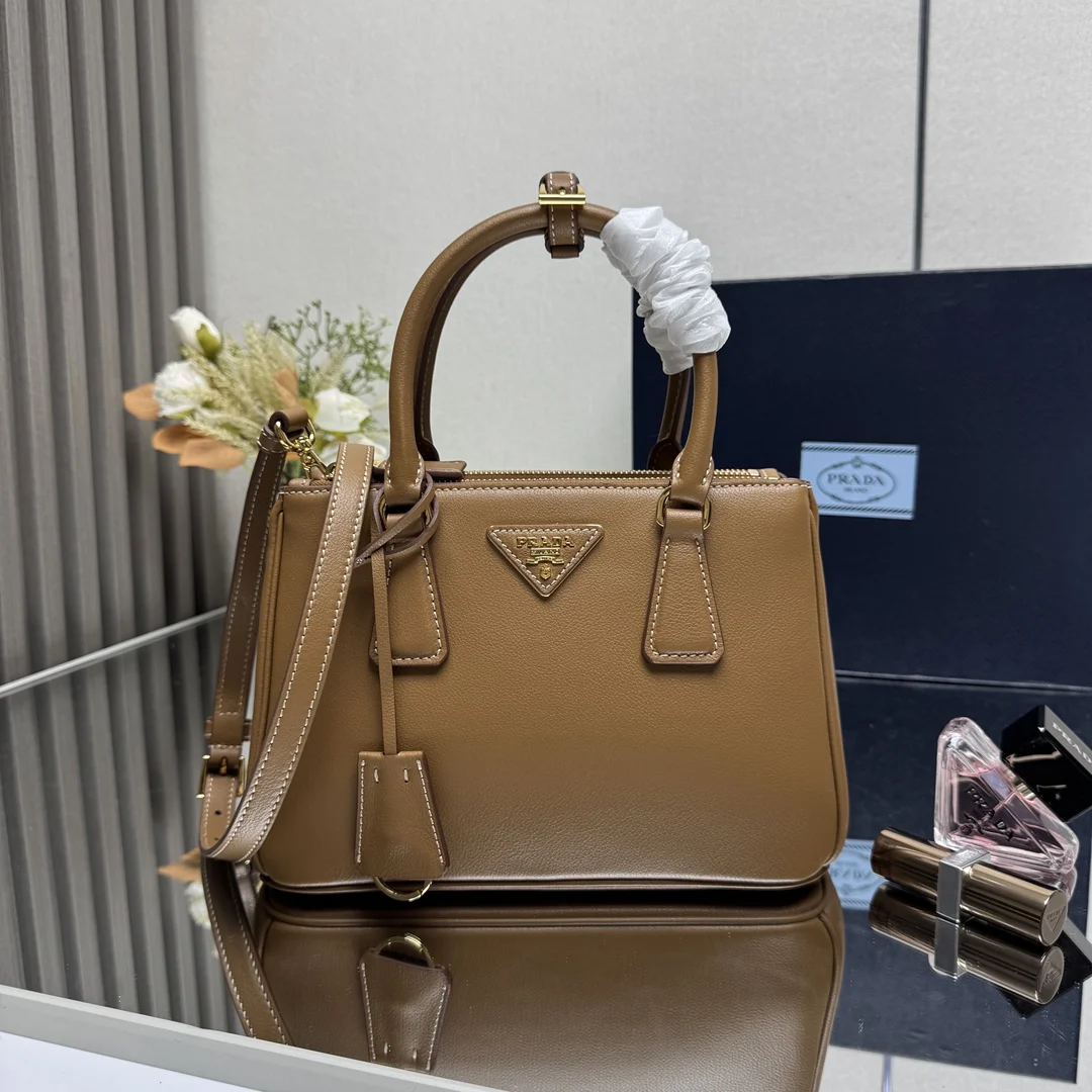 <p> 顶级原单 新款小号杀手包1BA896平纹皮 Prada Galleria手袋融合了高超的工业水准和精湛的手工技艺 彰显品牌DNA中固有的精致和隽永风范 这款手袋由80多个手工组装的独立部件构成 致敬1913年开设于米兰伊曼纽尔二世长廊的精品店 精致小巧的皮革配饰搭配标志性三角形徽标 更添优雅别致风格 尺寸 24.5*16.5*11cm </p>