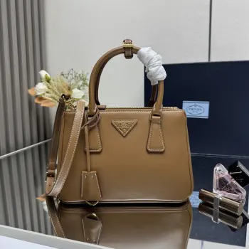 <p> 顶级原单 新款小号杀手包1BA896平纹皮 Prada Galleria手袋融合了高超的工业水准和精湛的手工技艺 彰显品牌DNA中固有的精致和隽永风范 这款手袋由80多个手工组装的独立部件构成 致敬1913年开设于米兰伊曼纽尔二世长廊的精品店 精致小巧的皮革配饰搭配标志性三角形徽标 更添优雅别致风格 尺寸 24.5*16.5*11cm </p>