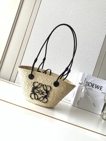 <p> 进口原厂拉菲草 小号伊拉卡棕榈纤维和牛皮革 Anagram Basket 手袋超多明星同款一个传统的篮子手袋带有经典的手工编织包身管状牛皮革带子 以及一块牛皮革 Anagram 压纹贴片这个小尺寸版本采用伊拉卡棕榈制成 这种棕榈树在哥伦比亚种植收获并晒干<p>款号 8012</p><p>颜色 黑色</p>
