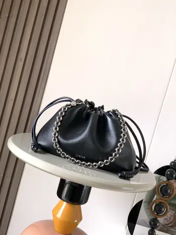 <p>新款中号鹿皮革 Flamenco Purse 手拿包明星同款Flamenco Purse 采用褶皱设计 侧面搭配标志性绳结此中号版本采用鹿皮革制成 可肩背 斜挎或手提 可拆卸可调节皮革肩带 可拆卸甜甜圈链条饰有Anagram Pebble  款号 9057</p><p>颜色 黑色/鹿皮</p>