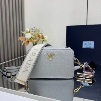 <p> 顶级原单 新款1BH082双肩带 这款百搭手袋选用皮革制成 简约精致 织带肩带点缀字母徽标 平添动感 配有两条可交换可调节长肩带设计 LOGO织物织带和牛皮搭配 太完美 不同场合不同衣着的全能混合搭配 容量空间大 格层多多 手感超柔软 赶紧入手吧尺寸 长22x高14.5x底8.5cm </p>