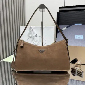 <p> 顶级原单 新款Aimee腋下包1BC231磨砂皮Prada Aimee手袋以柔软轻盈的廓形唤起拥抱手袋的本能动作 既可肩背亦可斜挎 高雅多变的风格采用耐用且触感柔滑的皮革打造 容量空间非常大 巨巨好用绝对是时商达人们的必备款尺寸 长36x高20x底11cm</p>