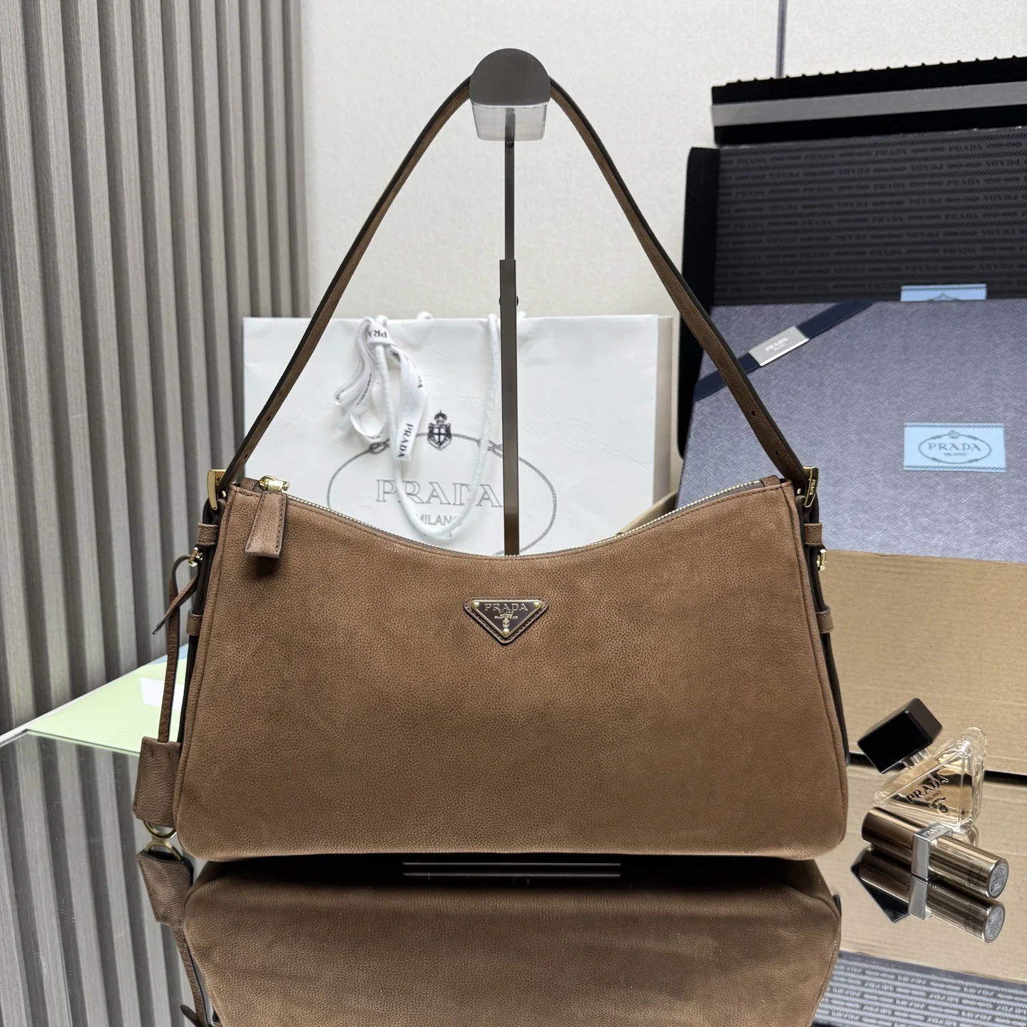 <p> 顶级原单 新款Aimee腋下包1BC231磨砂皮Prada Aimee手袋以柔软轻盈的廓形唤起拥抱手袋的本能动作 既可肩背亦可斜挎 高雅多变的风格采用耐用且触感柔滑的皮革打造 容量空间非常大 巨巨好用绝对是时商达人们的必备款尺寸 长36x高20x底11cm</p>