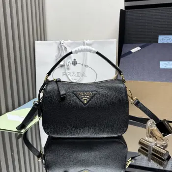 <p> 顶级原单 新款首发 1BC277荔枝纹手提包采用柔软质感荔枝纹小牛皮包身廓形圆润柔和 配有提手 饰以金色金属徽标多功能可拆卸皮肩带格调优雅出类拔萃 可手提可单肩可斜挎经典传承与时代潮流完美融合的手袋仙女必备 赶紧入手吧 尺寸:25*15*11cm</p>