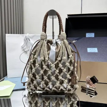 <p> 顶级原单 新品编织1BC111棉质花边手袋 航海世界启发了这款手工饰边手袋的花边设计 体现了清新素雅气质与真实的自由感 纯手工编织 编织皮革提手 可拆卸皮革吊坠 金属五金配件 皮革吊坠压印字母徽标 内部有可拆卸小袋与抽绳 ,內袋35cm*29cm 容量应间大 又是一款永久不过时爆款 赶紧入手吧尺寸 高37cm*宽30cm</p>