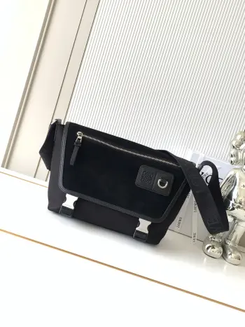 <p> 中号帆布和绒面革 Flex邮差包Flex 邮差包采用梯形折叠翻盖设计饰有精致的运动风格细节此中号版本采用棉质斜纹帆布和绒面革制成*可放13寸笔记本电脑可肩背或斜挎 可调节织带*按扣翻盖*—个拉链前袋一个磁扣后袋*一个拉链内袋尼龙衬里*Anagram 压纹配有 D形环</p><p>尺寸 38CM 27CM 9.5CM</p><p>款号 9100</p><p>颜色 黑色</p>