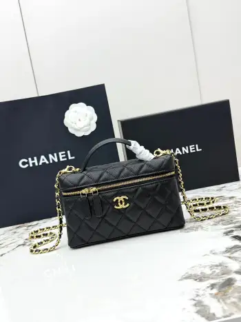<p>CHANEL顶级货香奈儿26P新款饭盒包出货啦 LP全钢金属链条 精致皮手柄设计更显时尚 压花球纹牛皮配金属金色五金 质感耐磨耐用 经典设计风格 百搭实用 可手提可斜垮可单肩 <p>型号 AP5020 尺寸: 长19.5cmX高17cmX5cm</p>