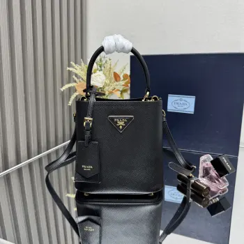 <p> 顶级原单 专柜最新爆款1BA217迷你水桶包 新吊牌款 Saffiano皮革材质 皮革提手 可拆可调式皮革肩带 带金属徽标的可拆卸皮革姓名标牌 皮革包覆式磁扣扣合的中央口Saffiano皮革三角形徽标 撞色软羊革衬里尺寸 18×17×10.5cm </p>