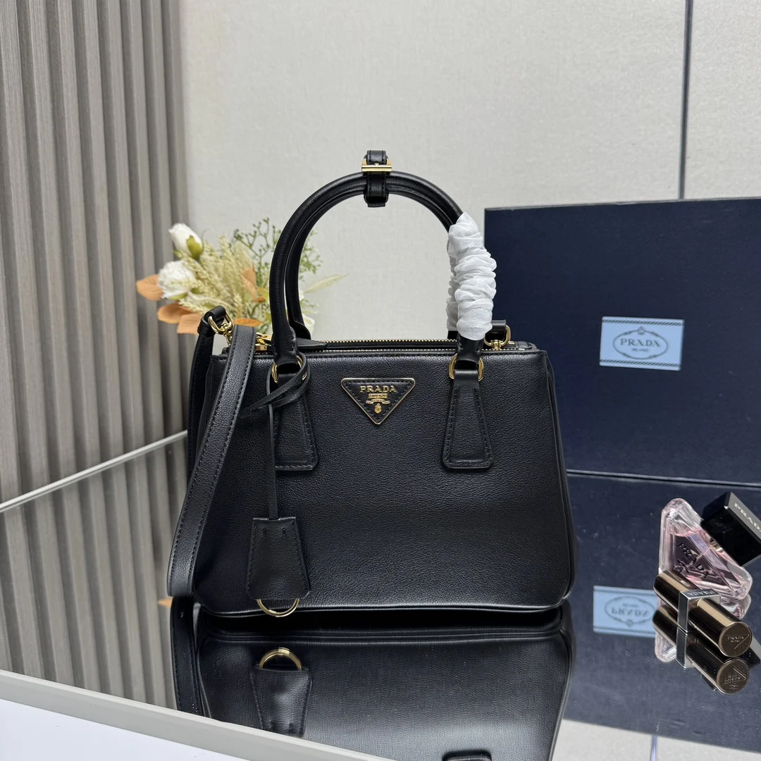 <p> 顶级原单 新款小号杀手包1BA896平纹皮 Prada Galleria手袋融合了高超的工业水准和精湛的手工技艺 彰显品牌DNA中固有的精致和隽永风范 这款手袋由80多个手工组装的独立部件构成 致敬1913年开设于米兰伊曼纽尔二世长廊的精品店 精致小巧的皮革配饰搭配标志性三角形徽标 更添优雅别致风格 尺寸 24.5*16.5*11cm </p>