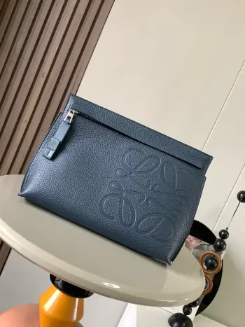 <p>粒面牛皮革TT Pouch手包L0ewe家的皮具 好看又低调材质是粒面小牛皮 尺寸能比A4纸大一丢丟 多功能的顶部拉链小袋 因为带有独特的T型杆廓形所以有了这个独特的名字这个版本采用粒面牛皮革制成<p>款号 9116</p><p>颜色 蓝色</p>