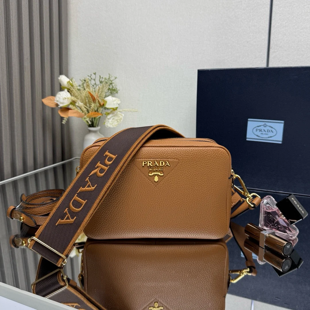 <p> 顶级原单 新款1BH082双肩带 这款百搭手袋选用皮革制成 简约精致 织带肩带点缀字母徽标 平添动感 配有两条可交换可调节长肩带设计 LOGO织物织带和牛皮搭配 太完美 不同场合不同衣着的全能混合搭配 容量空间大 格层多多 手感超柔软 赶紧入手吧尺寸 长22x高14.5x底8.5cm </p>
