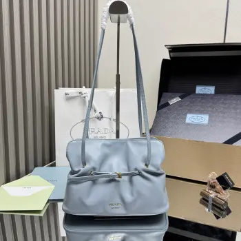 <p> 顶级原单 新品云朵包1BG586这款单肩云朵包采用口羊皮 内里为全一致进口羊皮 手感非常柔软舒服中间隔层袋口为吸扣设计 顶级五金 上身效果非常nice时尚.容量空间大 又是一款永久不过时爆款值得拥有尺寸 长25x高17.5x底11.5cm</p>
