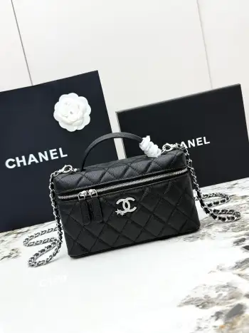 <p>CHANEL顶级货香奈儿25B新款饭盒包出货啦 LP全钢金属链条 精致皮手柄设计更显时尚 压花颗粒球纹牛皮配金属银色五金 质感耐磨耐用 经典设计风格 百搭实用 可手提可斜垮可单肩 <p>型号 AP4854 尺寸: 长19.5cmX高17cmX5cm</p>