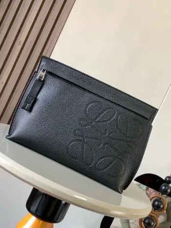 <p>粒面牛皮革TT Pouch手包L0ewe家的皮具 好看又低调材质是粒面小牛皮 尺寸能比A4纸大一丢丟 多功能的顶部拉链小袋 因为带有独特的T型杆廓形所以有了这个独特的名字这个版本采用粒面牛皮革制成<p>款号 9116</p><p>颜色 黑色</p>