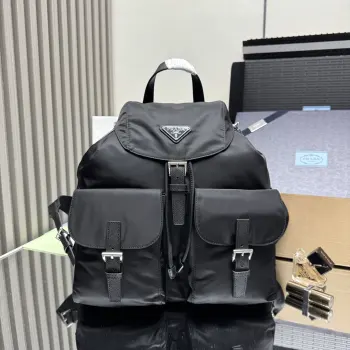 <p> 顶级原单 新款双肩背包2VZ110A黑色升级版+尼龙手提带这款Re-Nylon双肩背包采用经典尼龙面料设计 顶级五金 融合创新实用素 呈现精致隽永风范 配有一条可拆卸的肩带 一包两用 不同场合可交换使用 上身效果非常时尚大气 又是一款永久不过时爆款赶紧入手吧尺寸 长34x高39x底15cm</p>