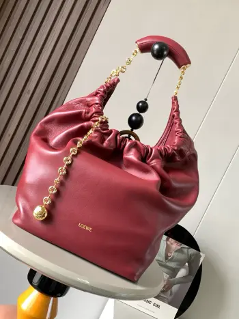 <p> 明星同款 中号纳帕羊皮革Squeeze手袋是款精致而柔美的全新手袋全新发布的 Squeeze 手袋采用柔软丝滑的Mellow纳帕小羊皮制作而成 无衬里结构有效减轻包身自重观感上也更为轻盈  弯月形包口以优雅的褶边收口 营造出轻松又随性的态度这款包包<p>款号 9041</p><p>颜色 勃良地红</p>