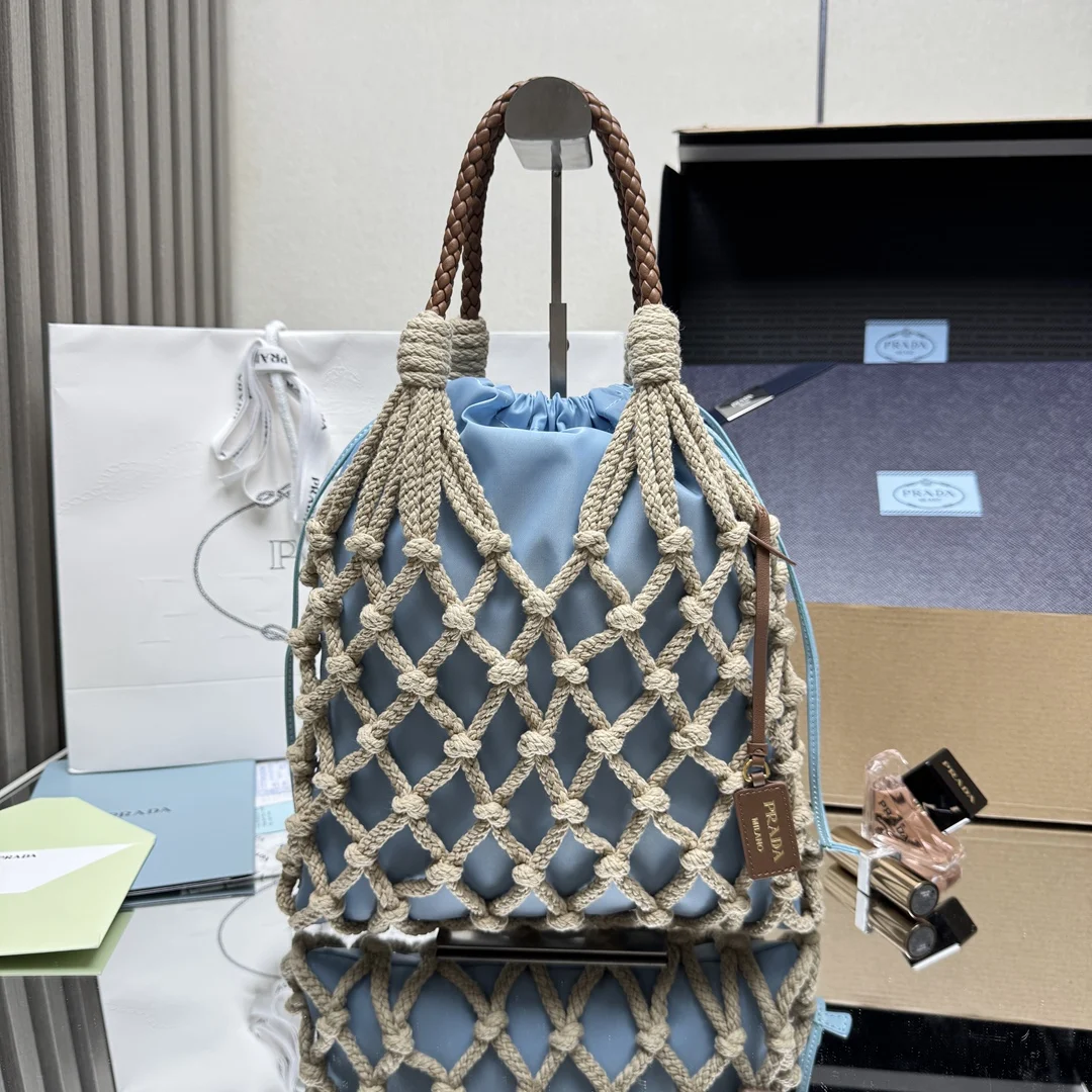 原单普拉达女包|高仿普拉达女包|精仿普拉达女包|一比一普拉达女包<p> 顶级原单 新品编织1BC111棉质花边手袋 航海世界启发了这款手工饰边手袋的花边设计 体现了清新素雅气质与真实的自由感 纯手工编织 编织皮革提手 可拆卸皮革吊坠 金属五金配件 皮革吊坠压印字母徽标 内部有可拆卸小袋与抽绳 ,內袋35cm*29cm 容量应间大 又是一款永久不过时爆款 赶紧入手吧尺寸 高37cm*宽30cm</p>
