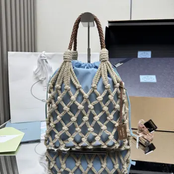 <p> 顶级原单 新品编织1BC111棉质花边手袋 航海世界启发了这款手工饰边手袋的花边设计 体现了清新素雅气质与真实的自由感 纯手工编织 编织皮革提手 可拆卸皮革吊坠 金属五金配件 皮革吊坠压印字母徽标 内部有可拆卸小袋与抽绳 ,內袋35cm*29cm 容量应间大 又是一款永久不过时爆款 赶紧入手吧尺寸 高37cm*宽30cm</p>
