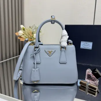 <p> 顶级原单 新款小号杀手包1BA896平纹皮 Prada Galleria手袋融合了高超的工业水准和精湛的手工技艺 彰显品牌DNA中固有的精致和隽永风范 这款手袋由80多个手工组装的独立部件构成 致敬1913年开设于米兰伊曼纽尔二世长廊的精品店 精致小巧的皮革配饰搭配标志性三角形徽标 更添优雅别致风格 尺寸 24.5*16.5*11cm </p>