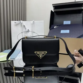 <p> 顶级原单  新版本 空姐包1BD320十字纹到货啦这款一眼相中复古又高级的包包 采用进口十字纹牛皮 独特三角标 长肩带可调节 又可单肩和斜挎 满满的高级感 背上身秒变气质女孩 容量空间大 各种各样百搭时尚又实用 又是一款永久不过时爆款简直太美了赶紧入手吧尺寸 长22x高16x底6cm</p>