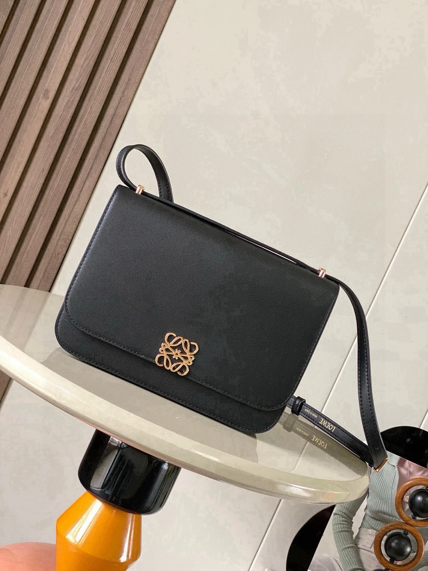 原单罗意威女包|高仿罗意威女包|精仿罗意威女包|一比一罗意威女包<p>Goya丝绸牛皮革手袋Goya 是一款结构紧凑的包袋 对于其尺寸来说 手袋组织得非常到位简洁的 Anagram 采用精美的丝绸牛皮革手工制作衬里为柔软纳帕羊皮革它是精湛工艺的终极体现  肩背 可调节肩带 磁扣 四个内部口袋<p>款号 9067</p><p>颜色 黑色</p>