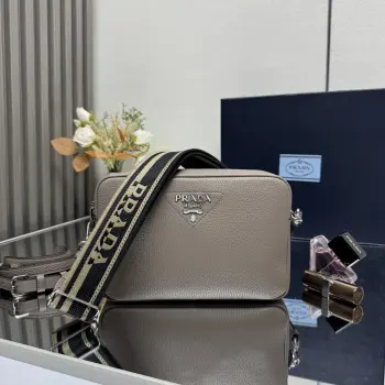 <p> 顶级原单 专柜新款双肩带1BH082到货啦这款双肩带采用进口鹿皮纹牛皮 配有两条可交换可调节长肩带设计 LOGO织物织带和牛皮搭配 太完美 不同场合不同衣着的全能混合搭配 容量空间大 格层多多 手感超柔软 赶紧入手吧尺寸 长22x高14x底8cm </p>