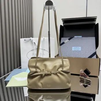 <p> 顶级原单 新品云朵包1BG586这款单肩云朵包采用口羊皮 内里为全一致进口羊皮 手感非常柔软舒服中间隔层袋口为吸扣设计 顶级五金 上身效果非常nice时尚.容量空间大 又是一款永久不过时爆款值得拥有尺寸 长25x高17.5x底11.5cm</p>
