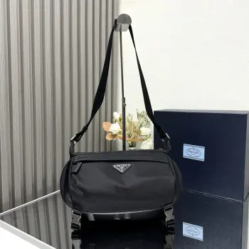 <p> 顶级原单  Pradα爆款胸包     中号2VH994 p家的设计总是能直击内心 尼龙是休闲风 或者是性感的街头风 搭配这只包包简直一切都是刚刚好 兼顾了百搭帅气和实用性 而且当腋下 胸包各种骚操作都可以 必入款——buy    尺寸/27×15.5×14</p>