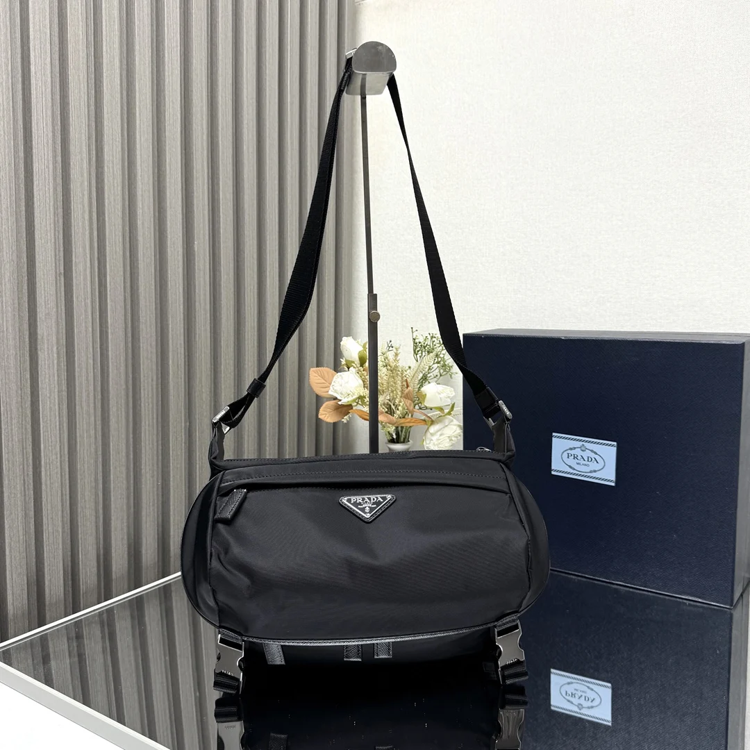 <p> 顶级原单 Pradα爆款胸包 中号2VH994 p家的设计总是能直击内心 尼龙是休闲风 或者是性感的街头风 搭配这只包包简直一切都是刚刚好 兼顾了百搭帅气和实用性 而且当腋下 胸包各种骚操作都可以 必入款——buy 尺寸/27×15.5×14</p>
