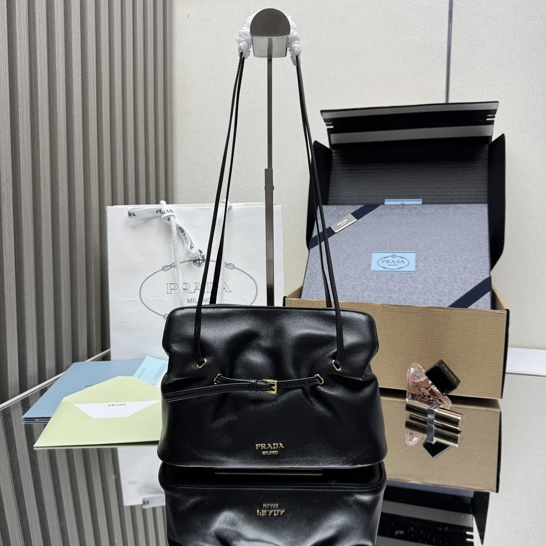 原单普拉达女包|高仿普拉达女包|精仿普拉达女包|一比一普拉达女包<p> 顶级原单 新品云朵包1BG586这款单肩云朵包采用口羊皮 内里为全一致进口羊皮 手感非常柔软舒服中间隔层袋口为吸扣设计 顶级五金 上身效果非常nice时尚.容量空间大 又是一款永久不过时爆款值得拥有尺寸 长25x高17.5x底11.5cm</p>